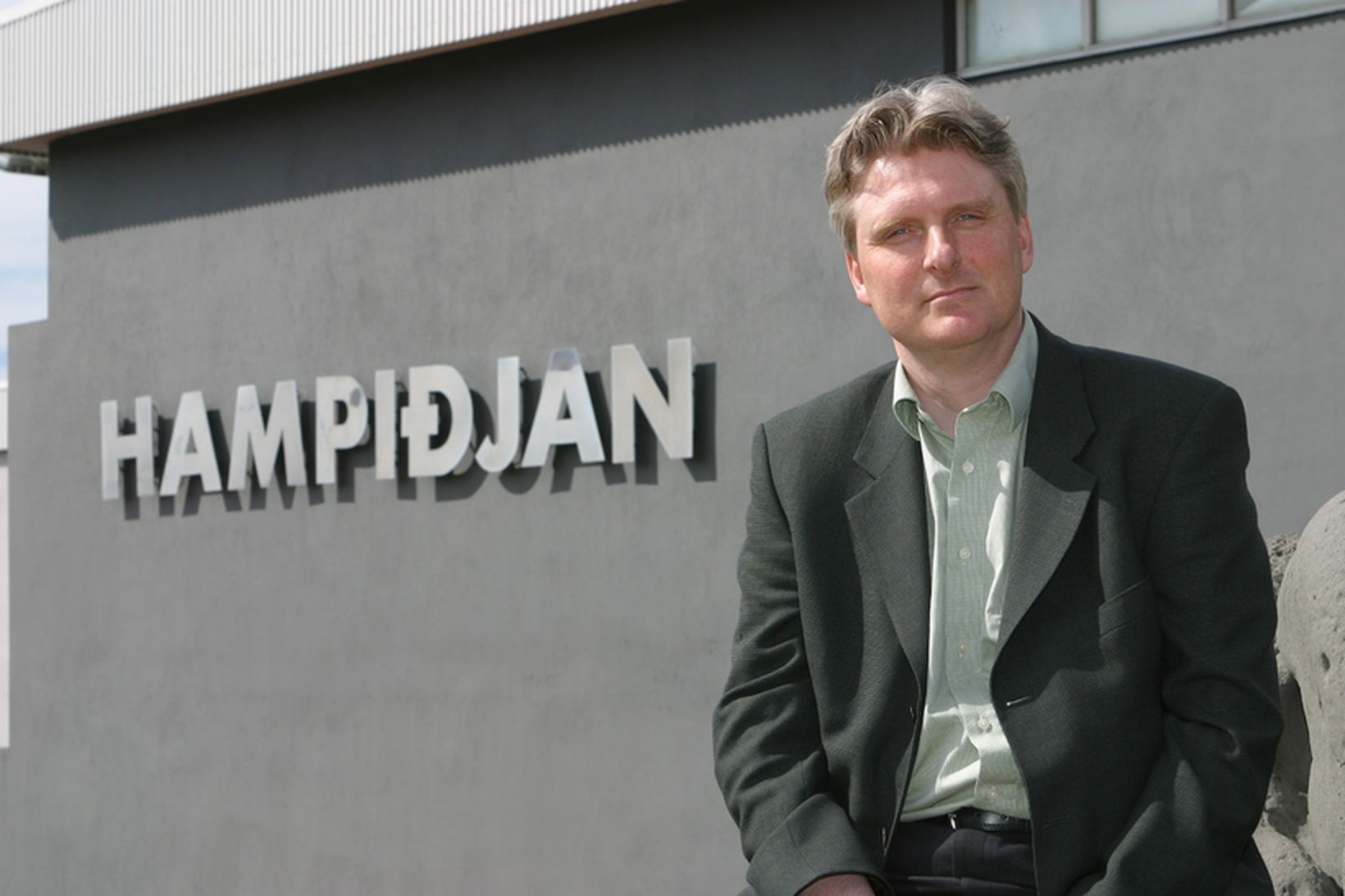 Jón Guðmann Pétursson hefur sagt sig úr bankaráði Landsbankans.