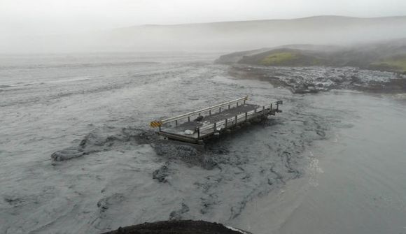 Ekkert bendir til þess að gosið hafi undir jökli