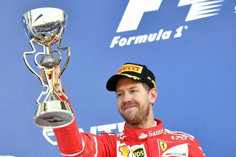 Sebastian Vettel fagnar öðru sætinu á verðlaunapallinum í Sotsjí í Rússlandi.