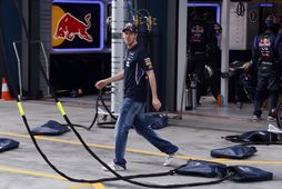 Sebastian Vettel yfirgefur bílskúr Red Bull í Melbourne stuttu eftir að hafa hætt í kappakstrinum.