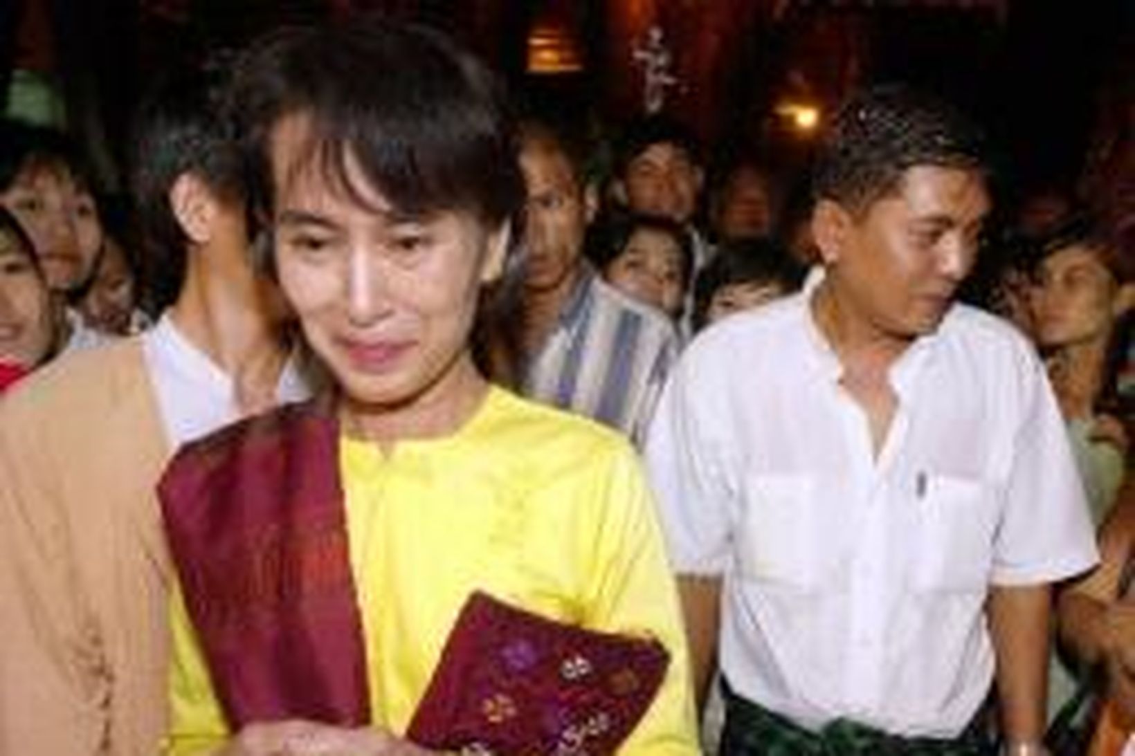 Aung San Suu Kyi í hópi fjölskyldu og vina eftir …