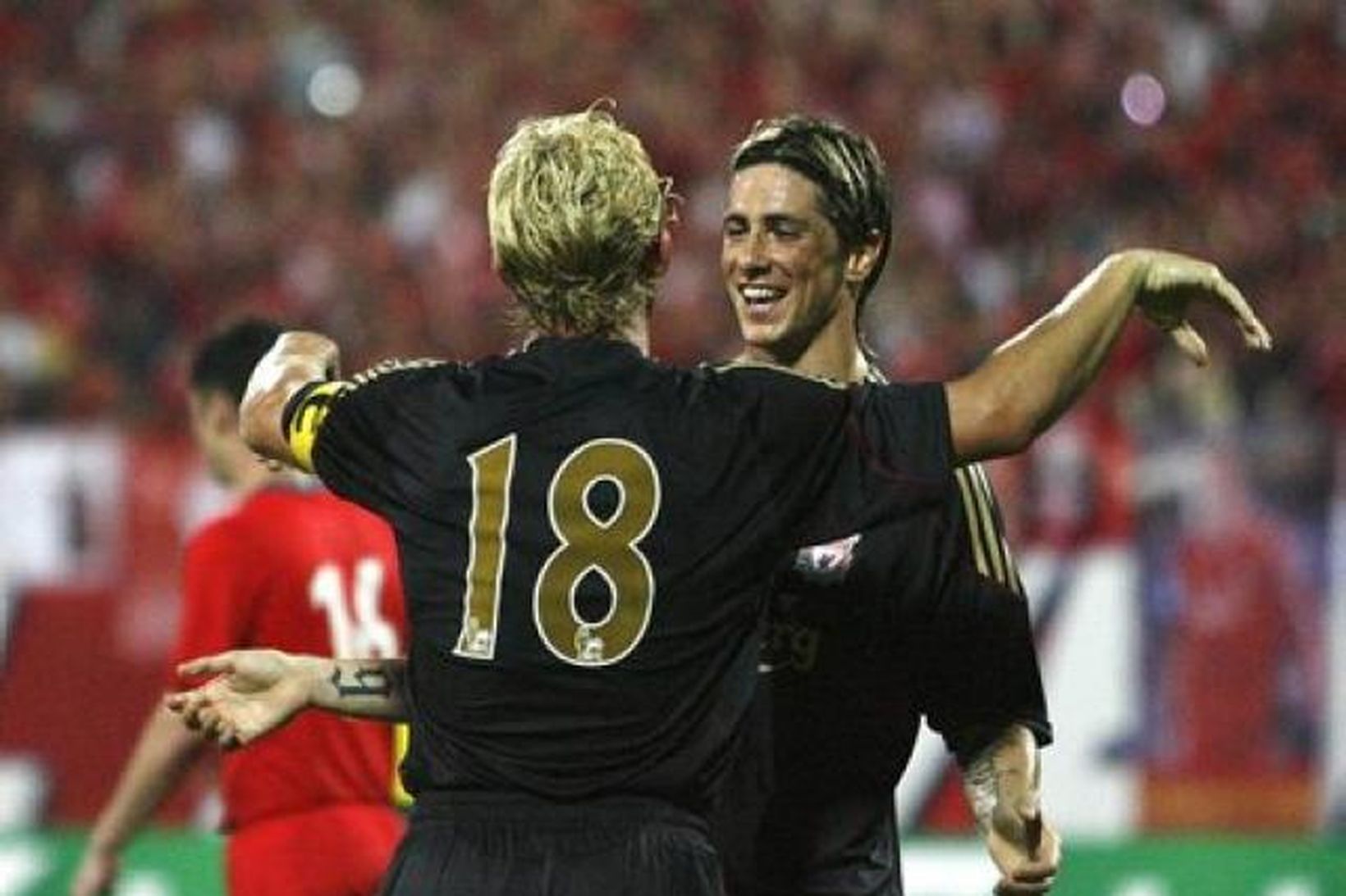 Dirk Kuyt og Fernando Torres fagna marki þess síðarnefnda.