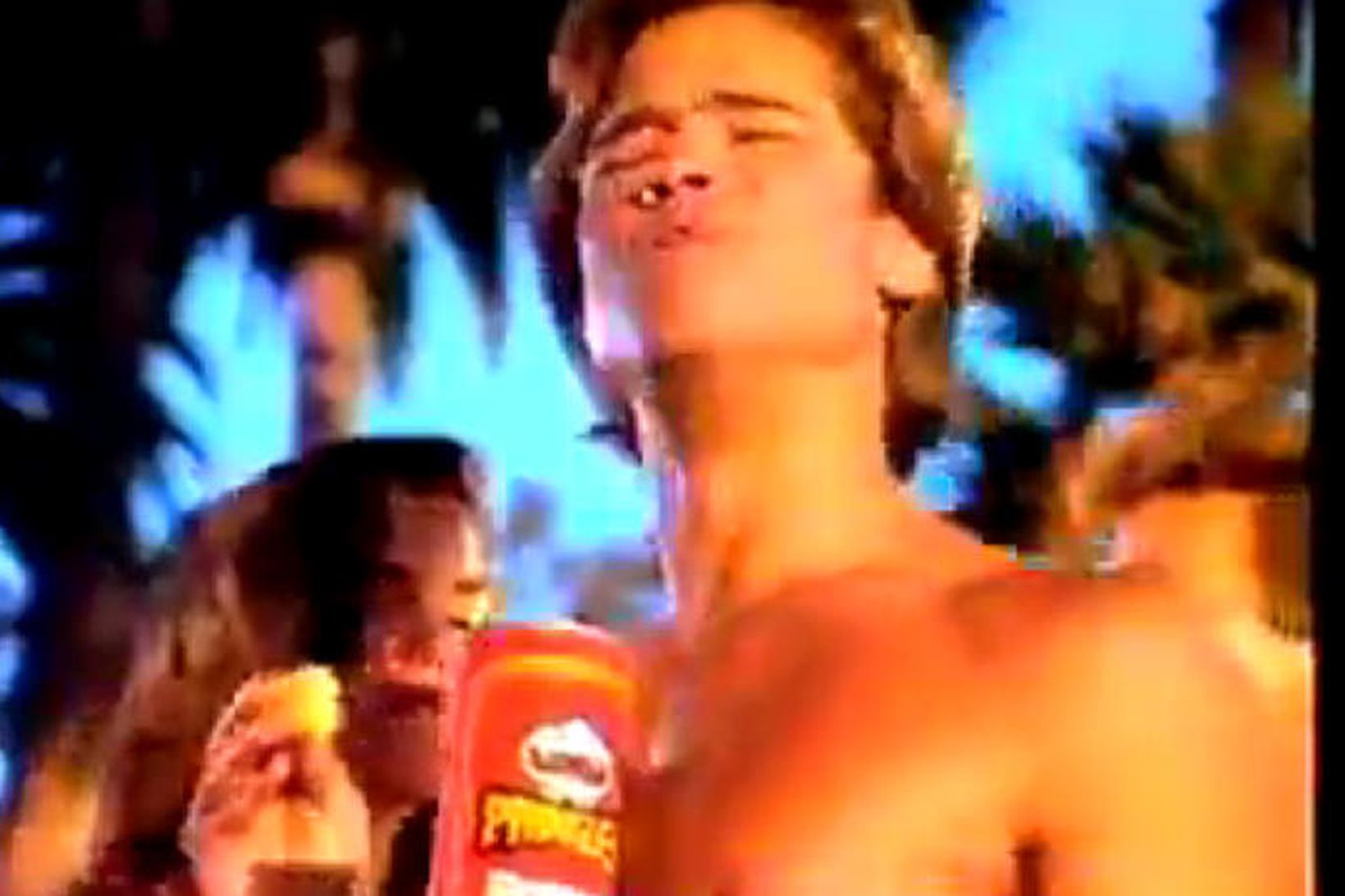 Brad Pitt lék í auglýsingu fyrir Pringles árið 1988.