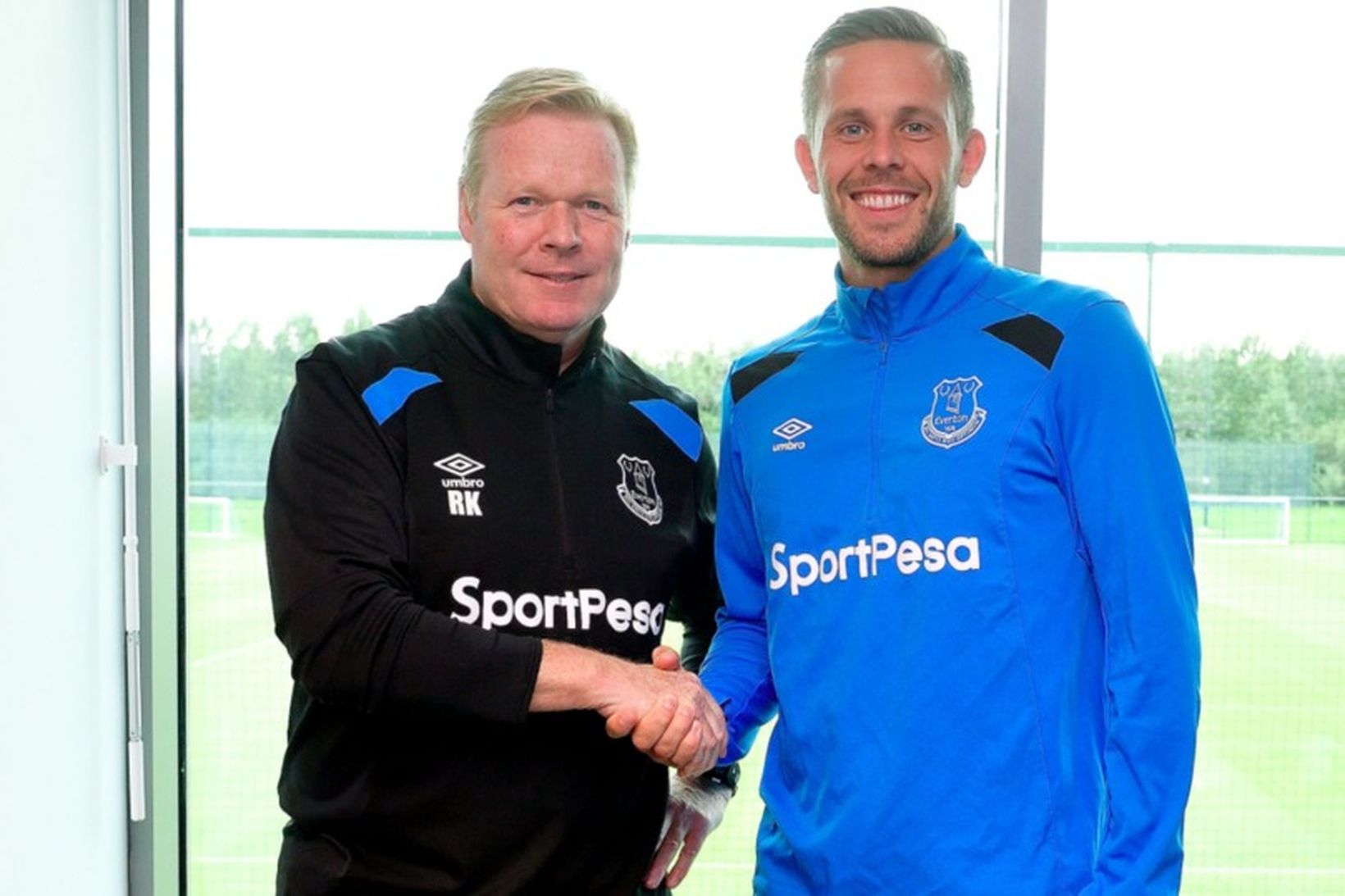 Gylfi Þór Sigurðsson ásamt Ronald Koeman, knattspyrnustjóra Everton.