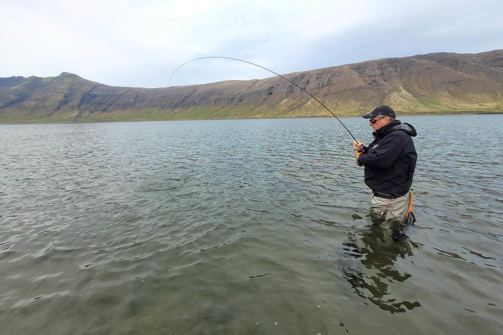 Örn búinn að setja í enn eina bleikjuna og að …