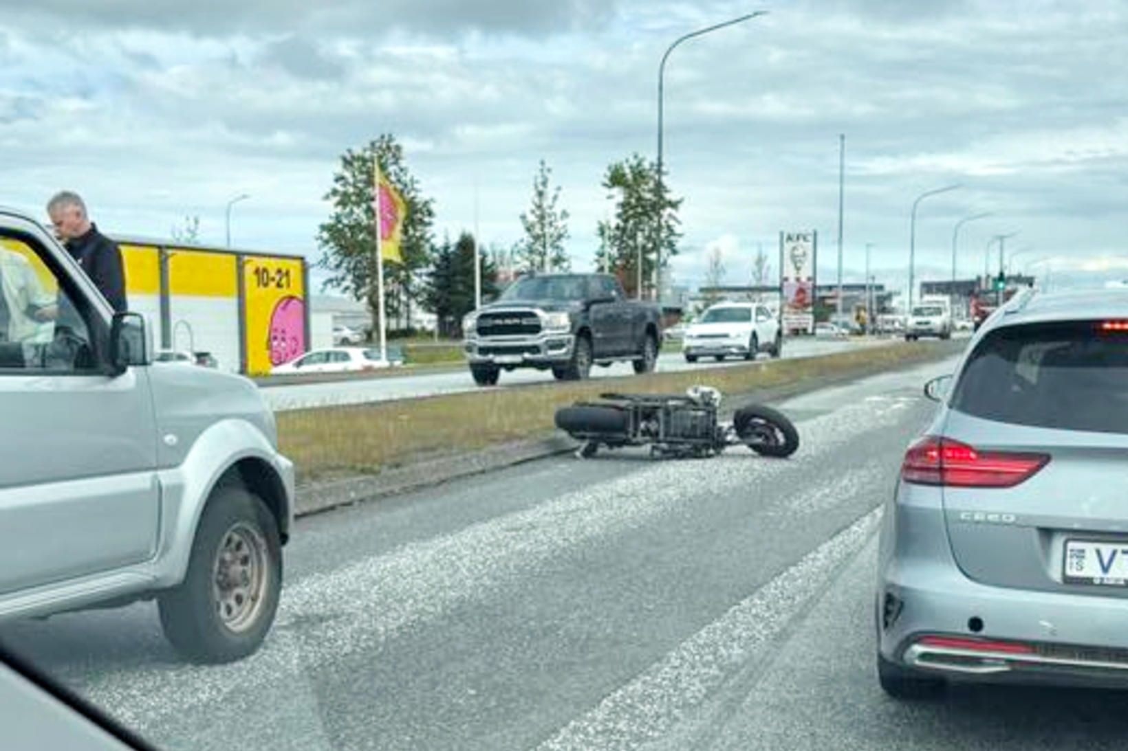 Slysið átti sér stað við Fjarðarhraun í Hafnarfirði.