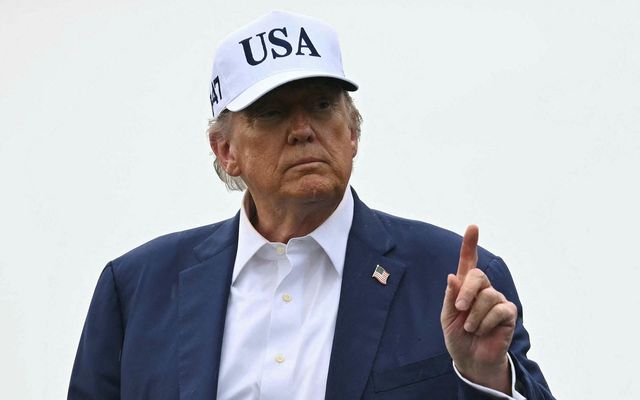 Donald Trump Bandaríkjaforseti undirritaði á miðvikudag forsetaúrskurð sem endurvekur víðtækar takmarkanir sem minna á ferðabann …