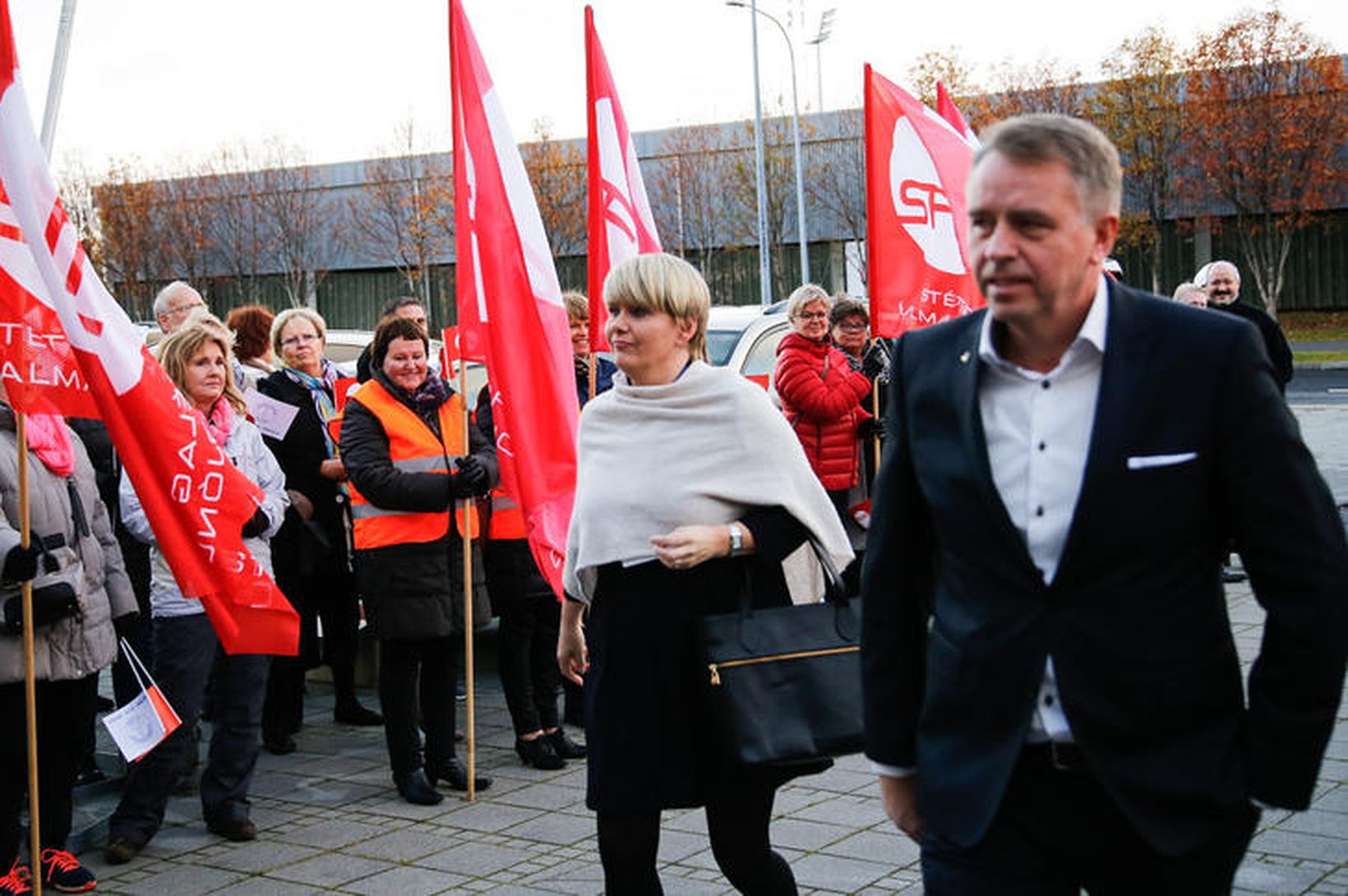 Mótmæla fyrir utan landsfund