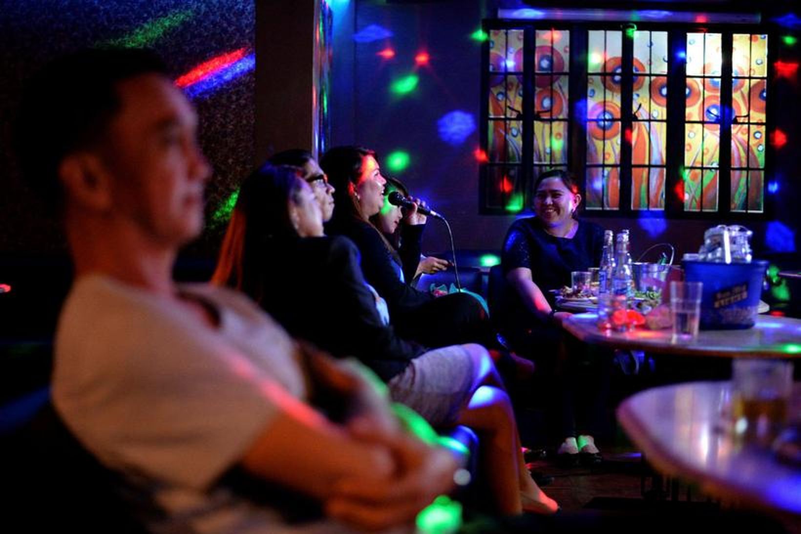 Filippseyingar syngja á karaoke bar í Davao í gærkvöldi. Heimsóknir …