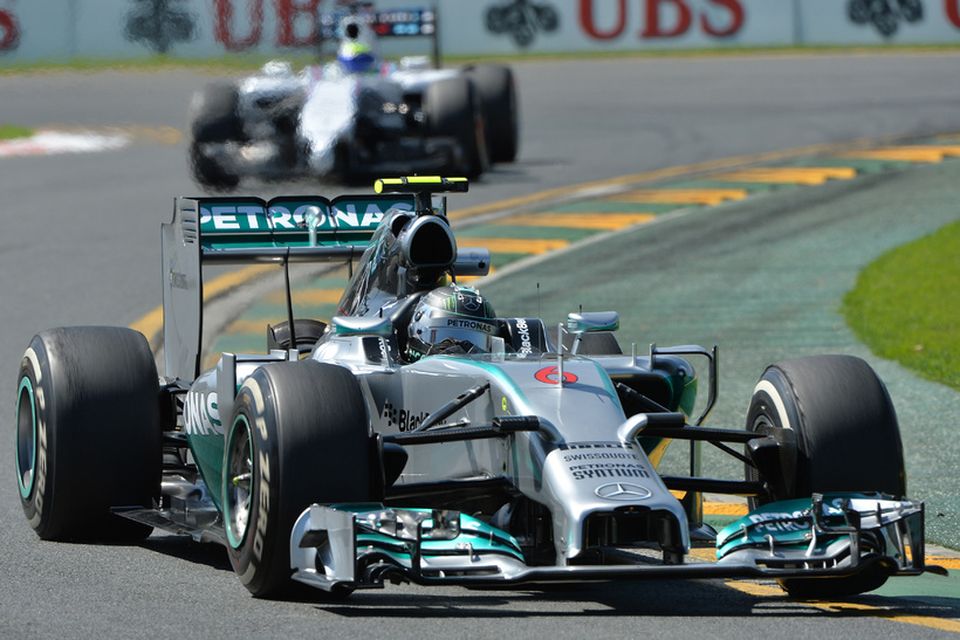 Niko Rosberg á Mercedes í Melbourne í morgun en hann náði næstbesta tíma dagsins.