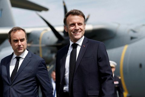 Macron er hægra megin á myndinni.