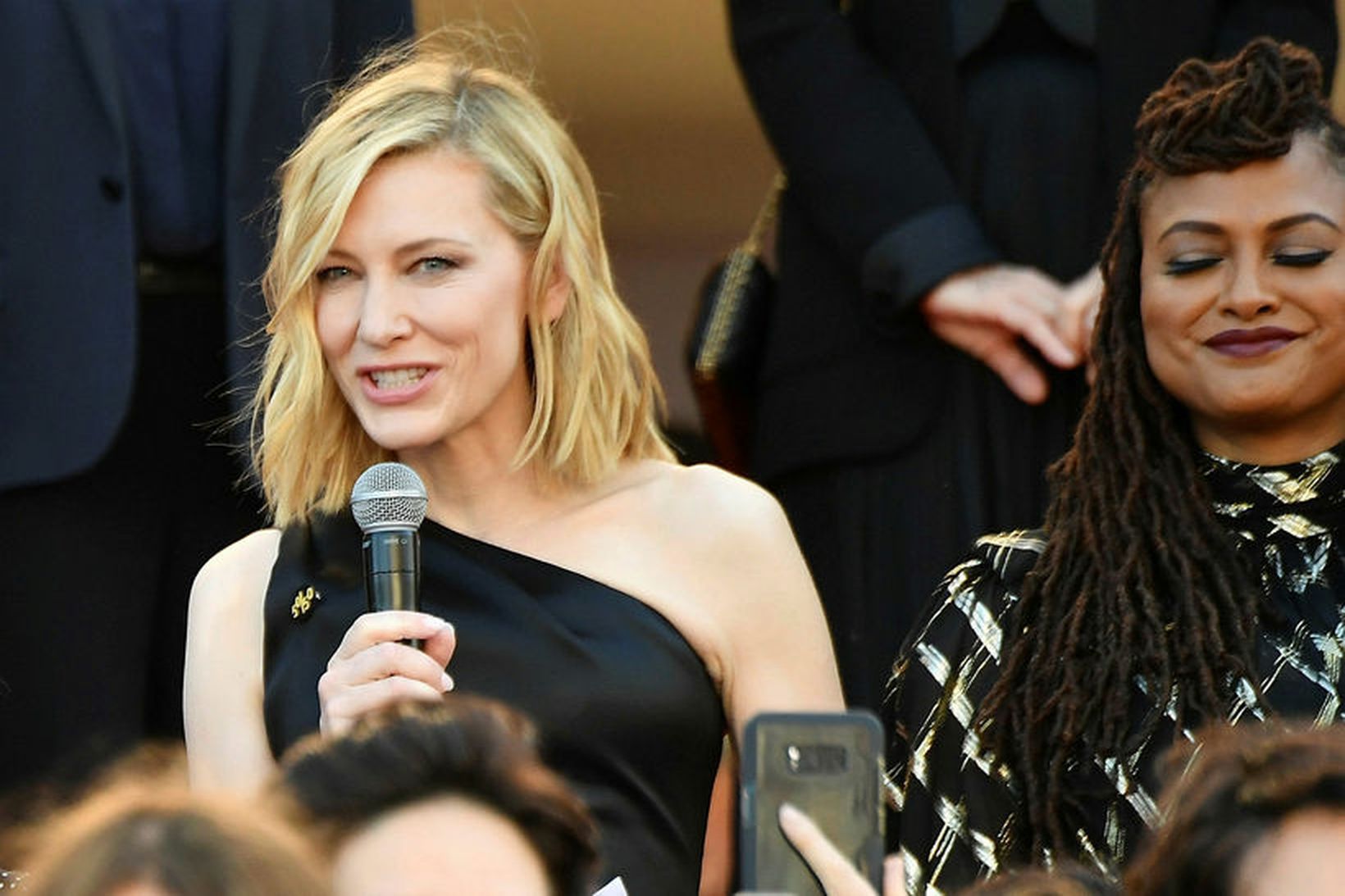 Cate Blanchett les yfirlýsingu kvennanna á rauða dreglinum í dag.