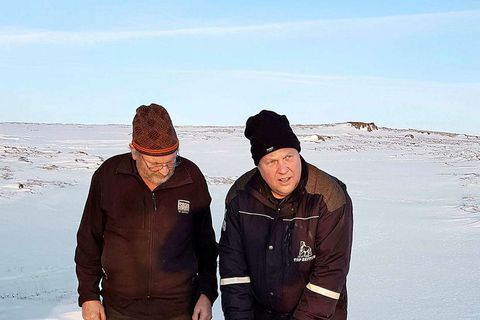 Eiríkur Kristófersson and Bjarni Valur Guðmundsson, with one of the missing sheep.