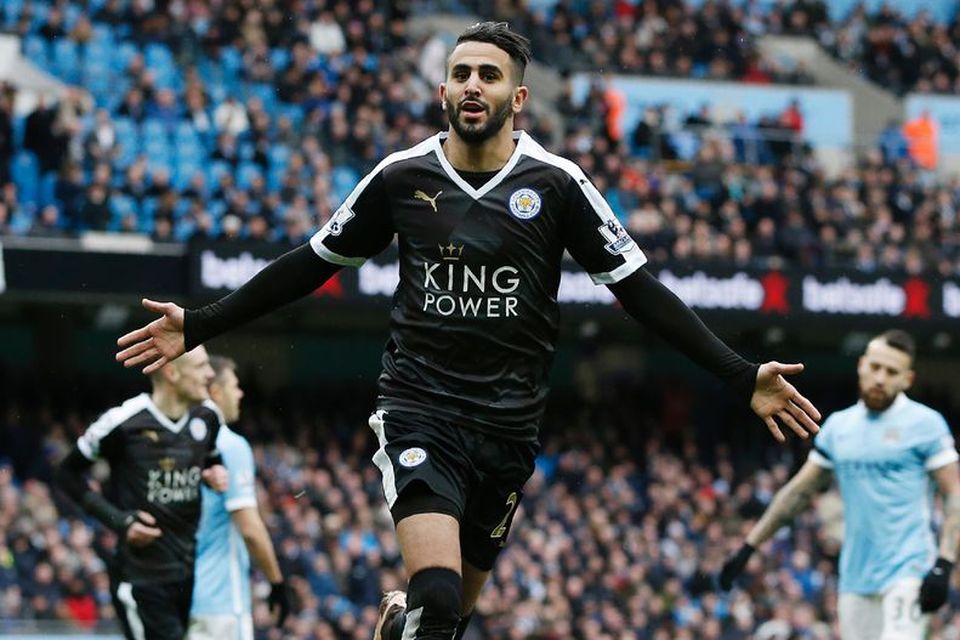 Riyad Mahrez fagnar öðru marki Leicester City gegn Manchester City í leik liðanna í dag.