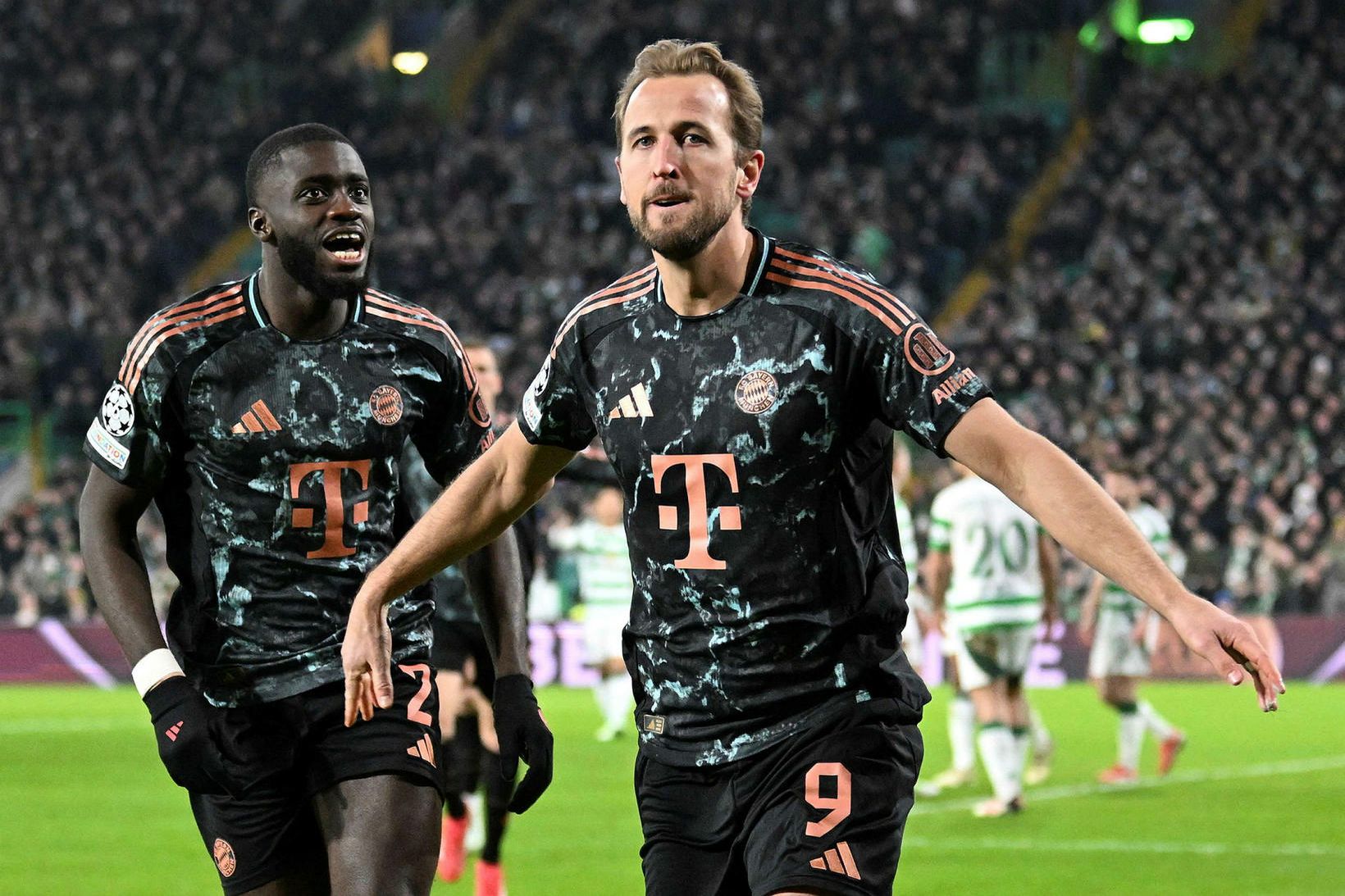 Dayot Upamecano og Harry Kane fagna marki Kane í kvöld.