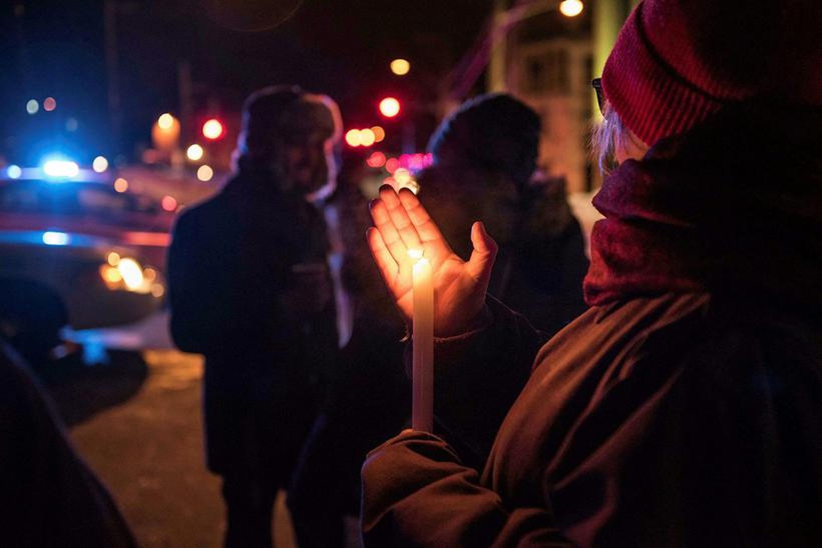 Íbúar Québec sýna fjölskyldum fórnarlamba hryðjuverkaárásinnar stuðning.