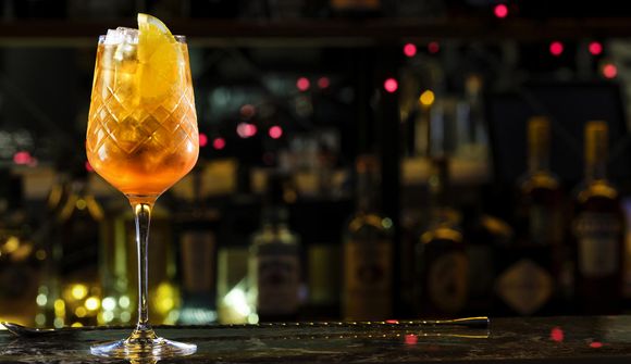 Sumarkokteillinn Aperol Spritz er léttur, frískandi og freyðandi