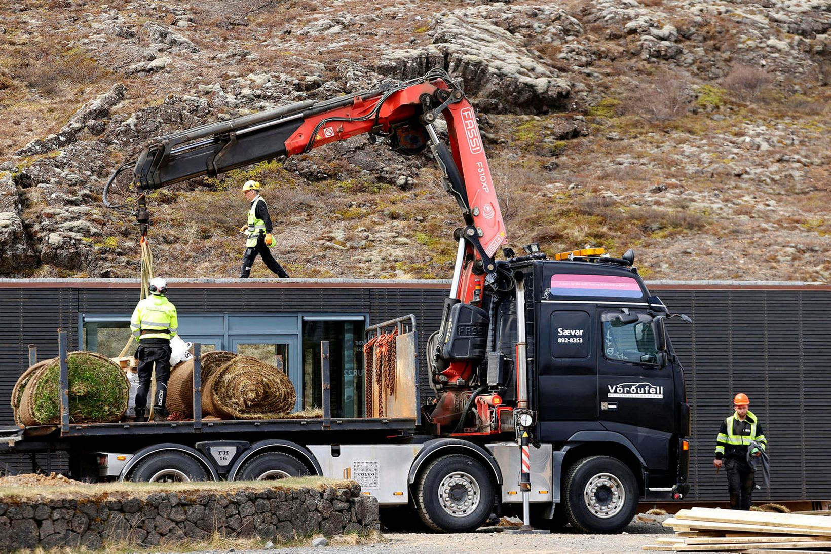 Framkvæmdum við Þingvelli miðar vel áfram. Tvær nýjar klósettaðstöður eru …