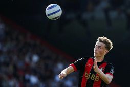 Dean Huijsen með augun á boltanum í leik með Bournemouth.