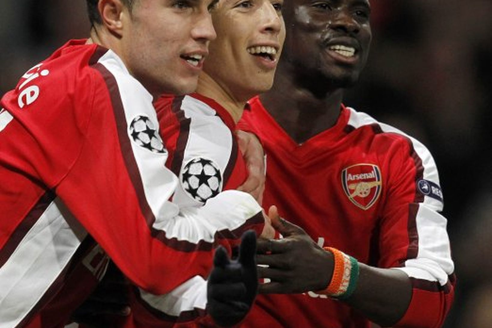 Robin van Persie kom Arsenal yfir.