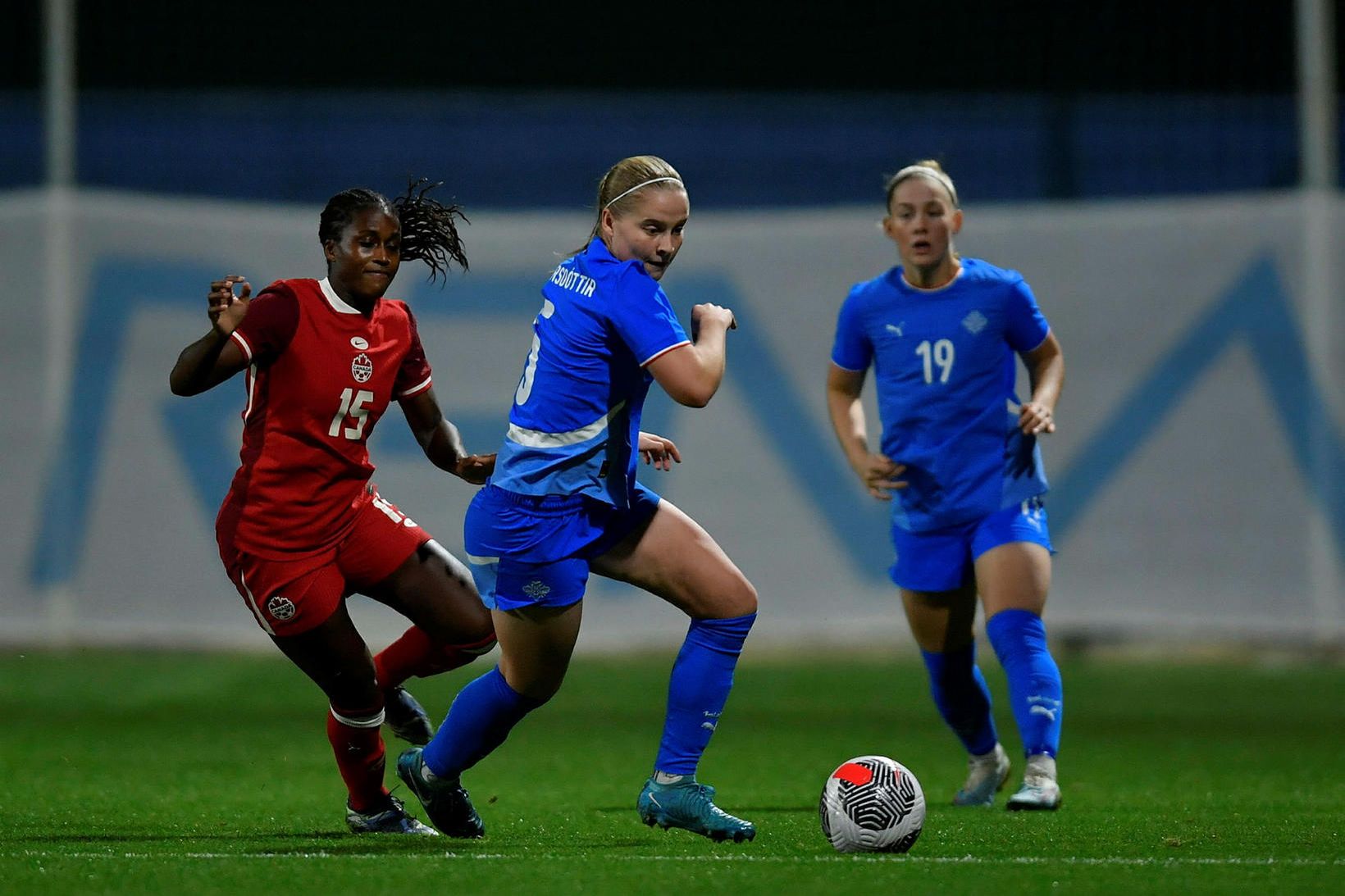 Emilía Kiær Ásgeirsdóttir í leik með íslenska landsliðinu.