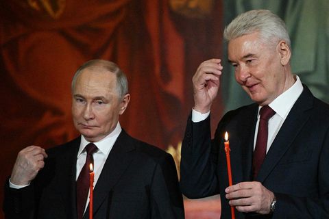 Vladimír Pútín Rússlandsforseti og Sergei Sobíanin, borgarstjóri Moskvu, í páskamessu í gær.