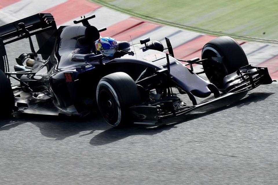 Toro Rosso á ferð í Barcelona í dag. Undir stýri situr Max Verstappen.