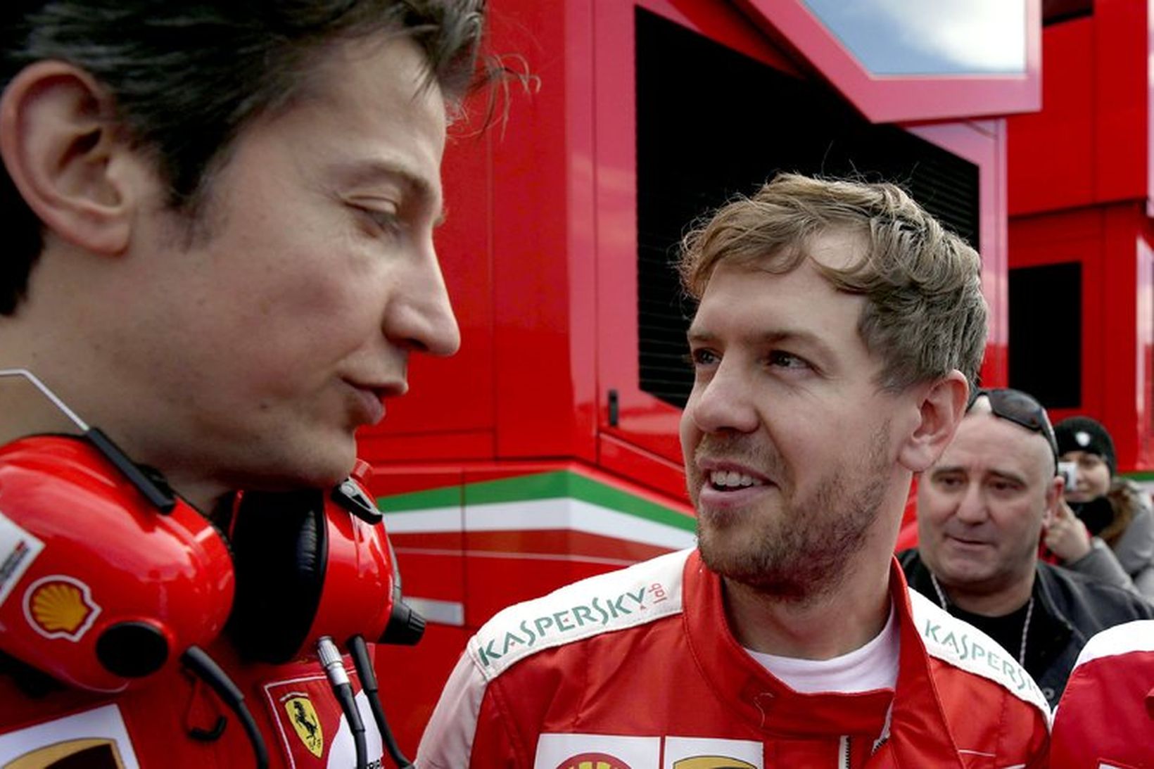 Vettel ræðir við Ferraristjórann Massimo Rovola milli aksturslota við bílprófanir …