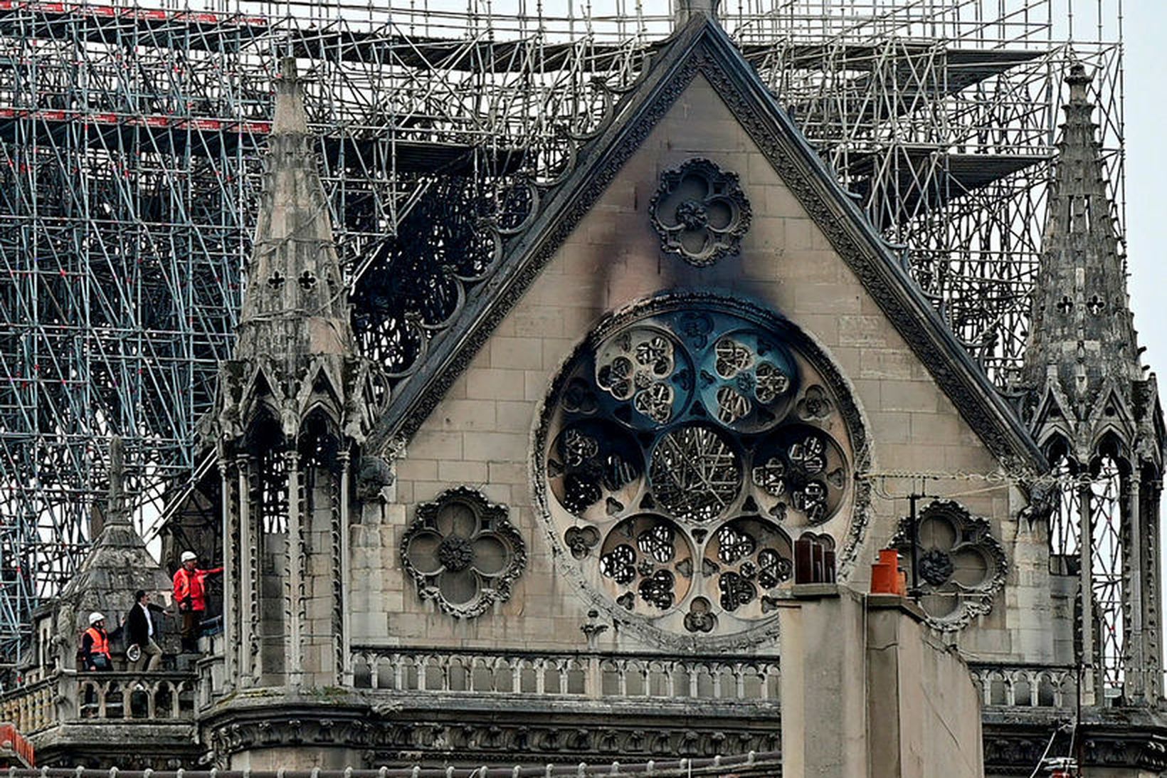 Skemmdirnar á Notre Dame kirkjunni skoðaðar.