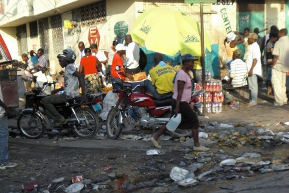 Mannlíf á götu í Port au Prince. Hvar sem komið er eru haugar af plastílátum …