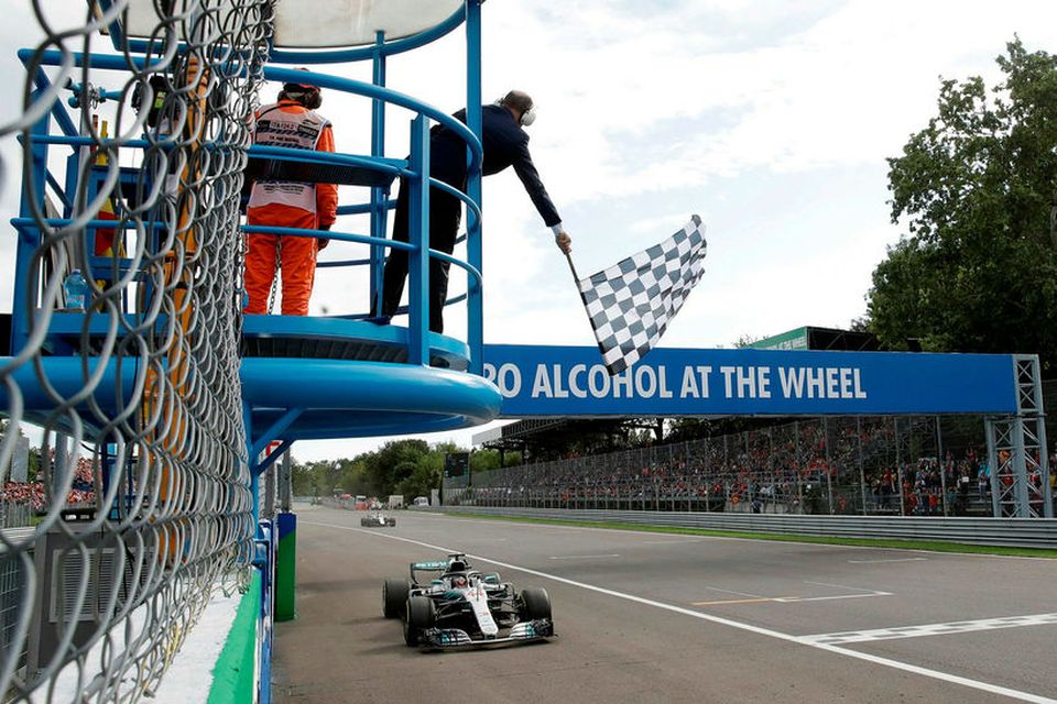 Lewis Hamilton ekur yfir endamarkið sem sigurvegari í Monza.