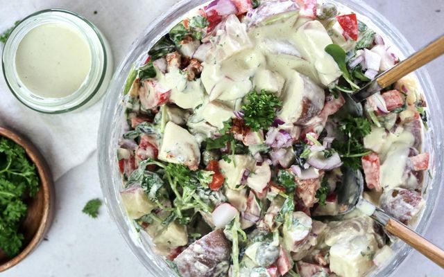 Djúsí og sumarlegt kartöflusalat með sinnepssósu úr smiðju Hildar Ómars.