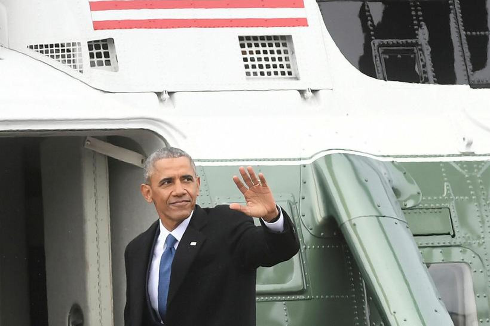 Barack Obama, fyrrverandi Bandaríkjaforseti, veifar mannfjöldanum er hann yfirgefur Washington …