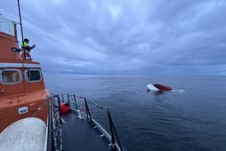 The coastal fishing vessel sank northwest of Garðskagi in the third hour last night.