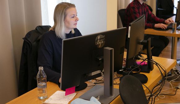 Um 100 nemar aðstoða smitrakningarteymið