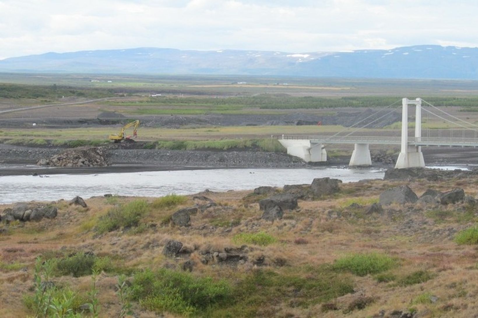 Varnargarður við brúna yfir Jökulsá á Fjöllum í Öxarfirði.