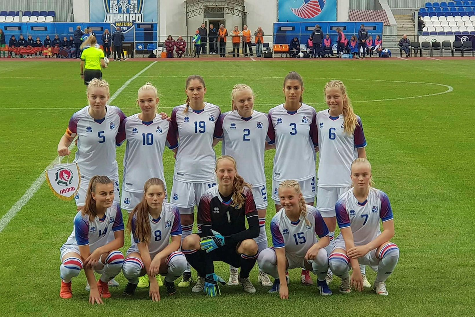 U17 ára lið kvenna sem komst í milliriðil EM 2020.