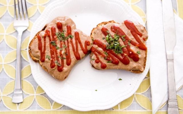 Sriracha sósa og hnetusmjör er eflaust ekki það sem þér dettur fyrst í hug að …