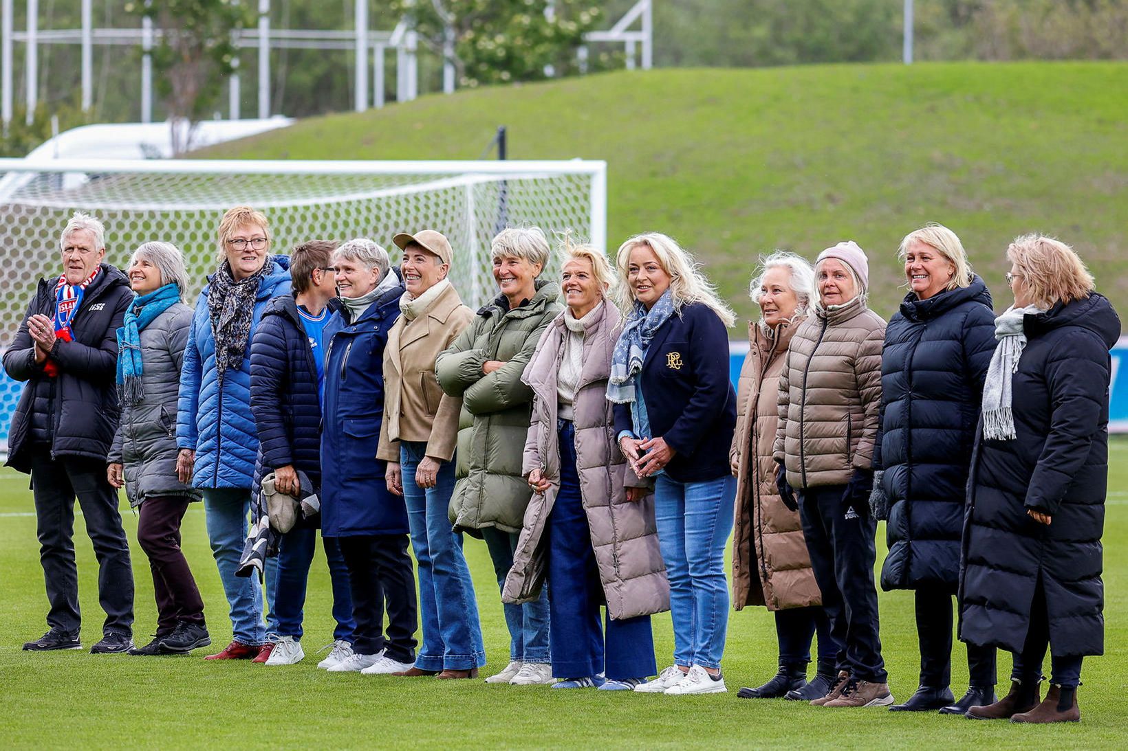 Kvennalandslið Íslands 1981 á Laugardalsvellinum í kvöld.