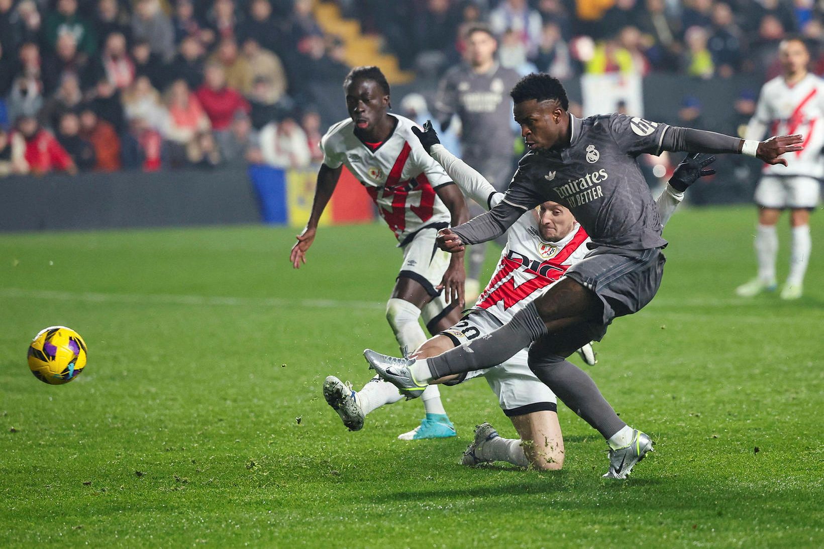 Vinícius Júnior skýtur að marki Rayo Vallecano.