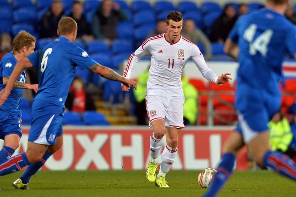 Gareth Bale umkringdur íslensku varnarmönnum.