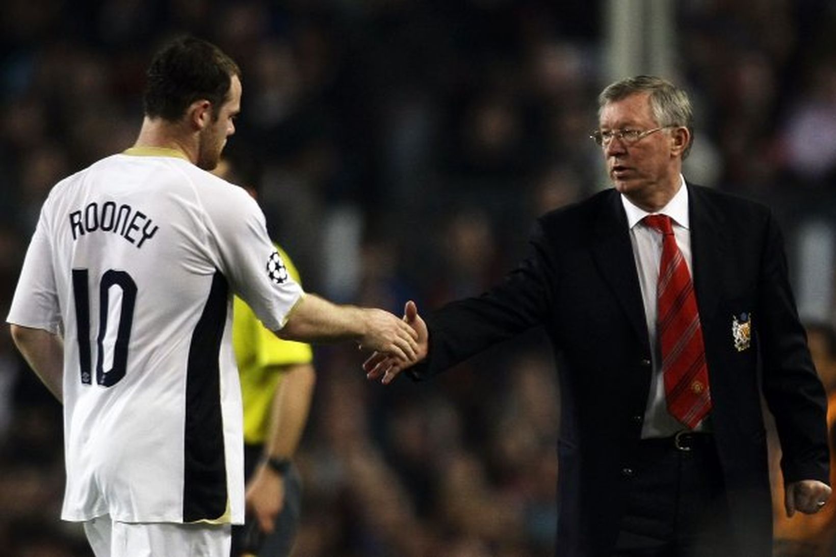 Sir Alex Ferguson tekur í hendina á Wayne Rooney.