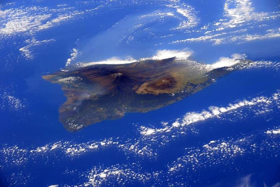 Havaíeyja er tilkomumikil séð hátt fyrir ofan skýin.