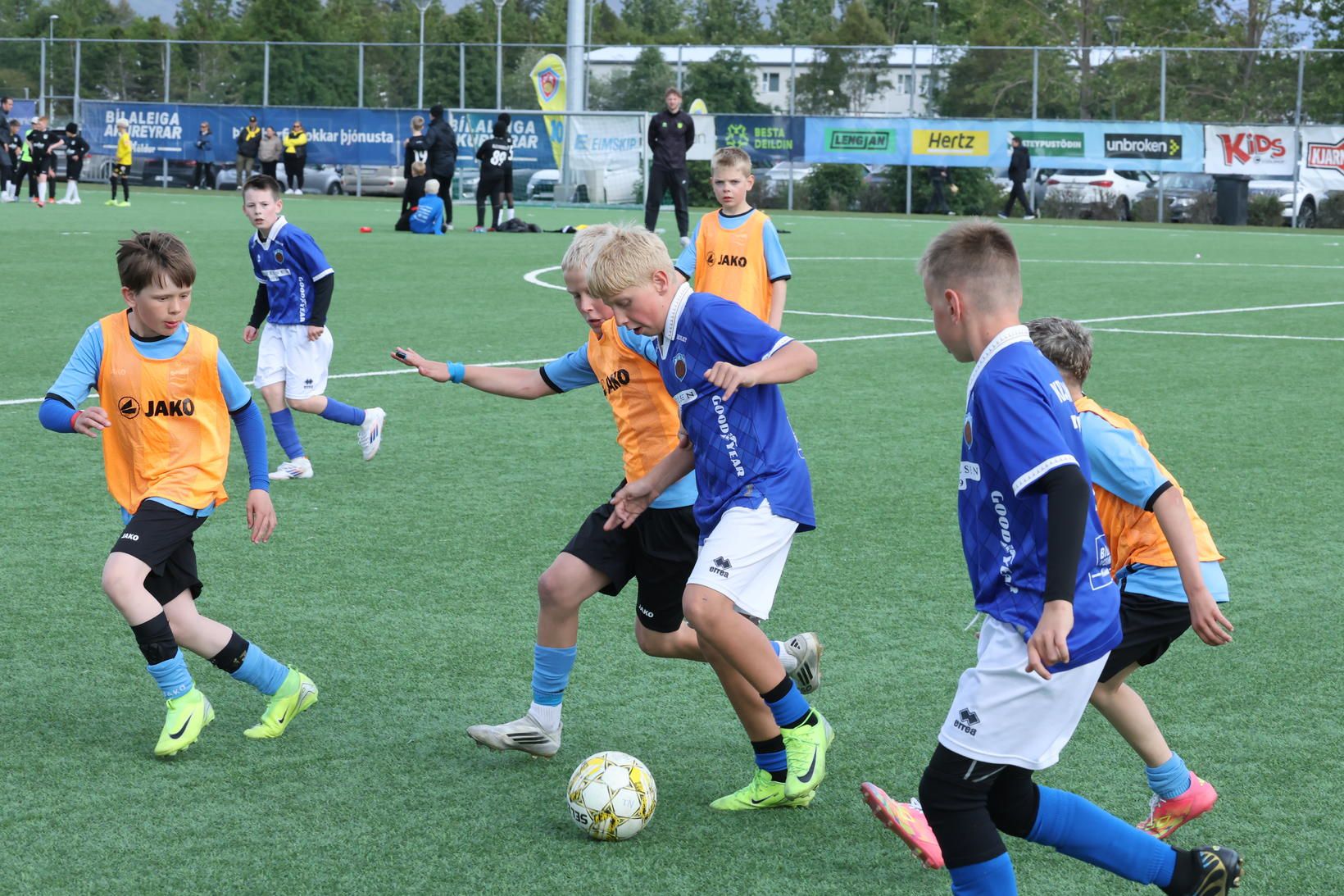Mikil barátta er inni á vellinum og ekkert gefið eftir.