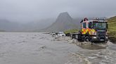 Vegurinn á kafi: Tugum ferðamanna komið til hjálpar