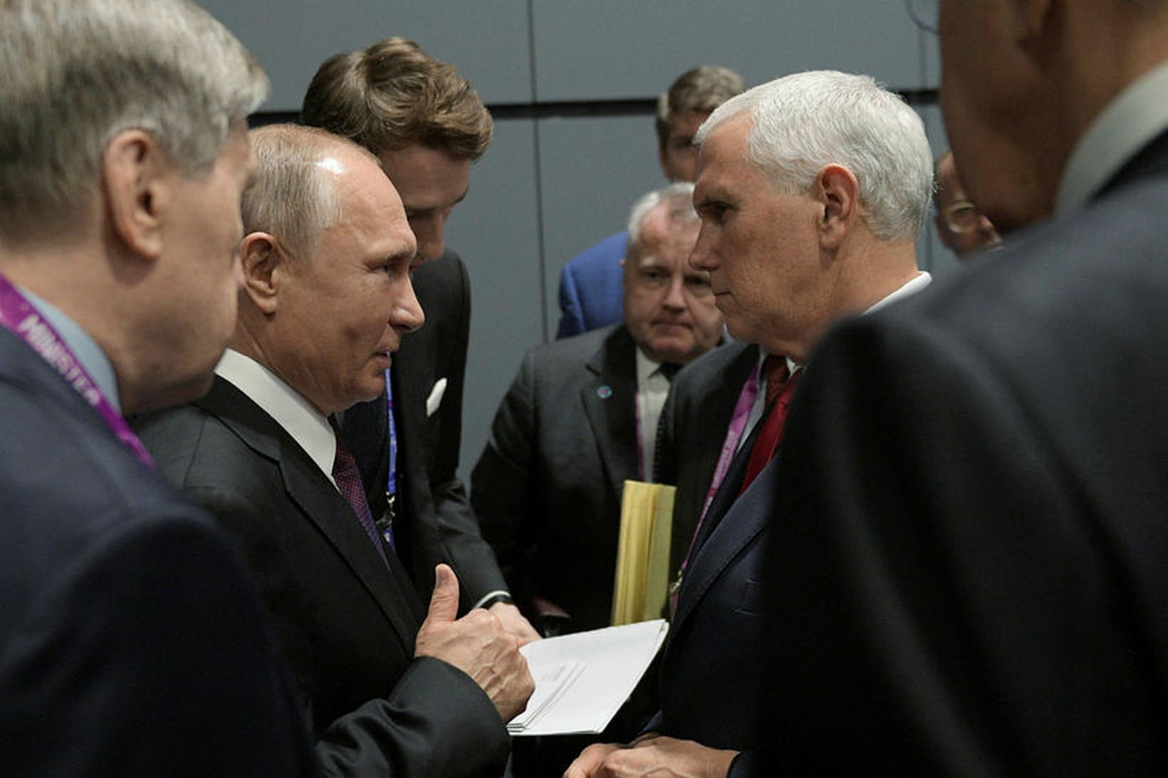 Vladimir Putin Rússlandsforseti og Mike Pence, varaforseti Bandaríkjanna, ræddu stuttlega …
