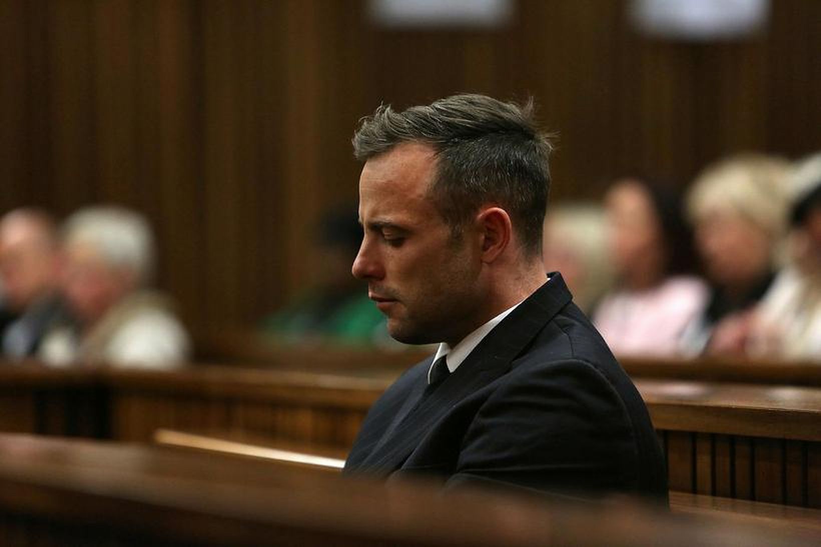 Oscar Pistorius var í dag dæmdur í 6 ára fangelsi.