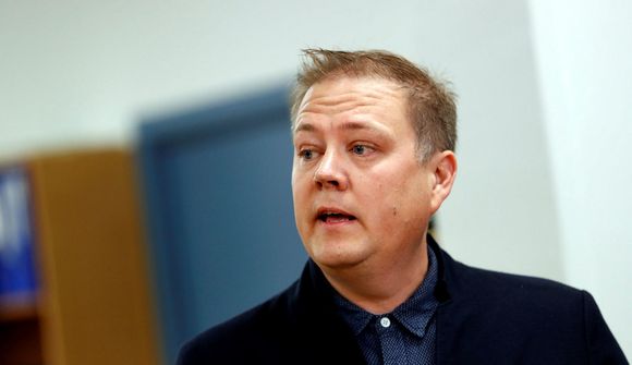 Fasteignasalar sitja beggja vegna borðs