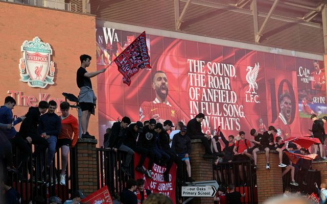 Stuðningsmenn Liverpool fagna Englandsmeistaratitlinum.