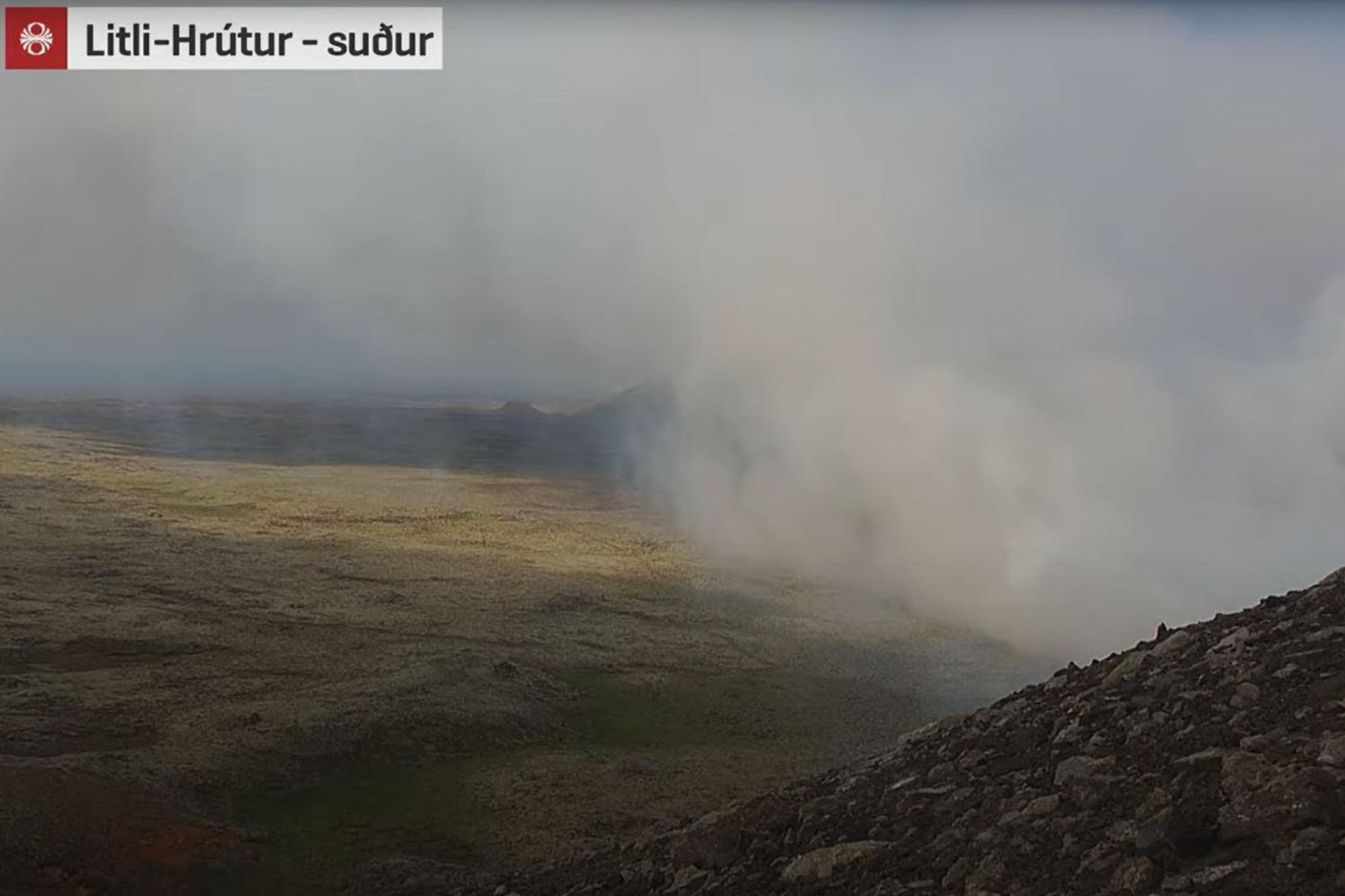 Reyk leggur af gosinu við Litla-Hrút.